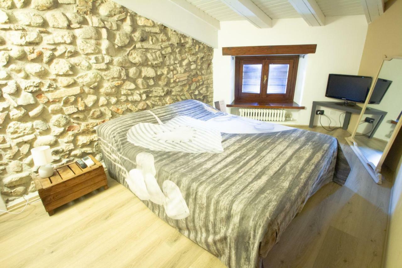 Bed and Breakfast Prigioni House Пескьера-дель-Гарда Экстерьер фото